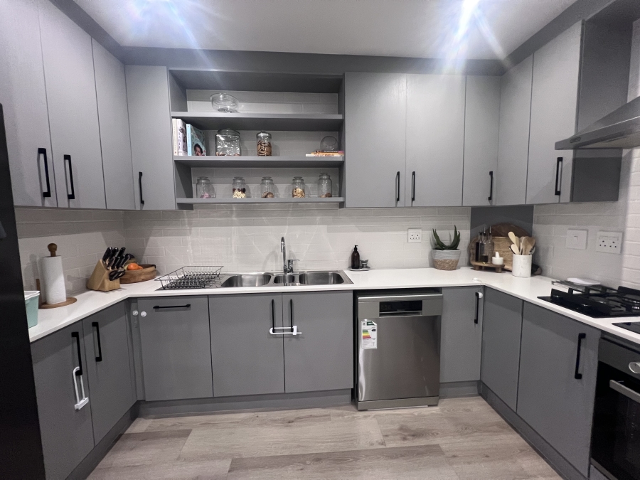 To Let 4 Bedroom Property for Rent in Royal Ascot Western Cape